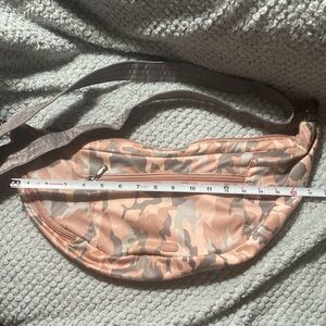 Lug Boomerang Crossbody Sling